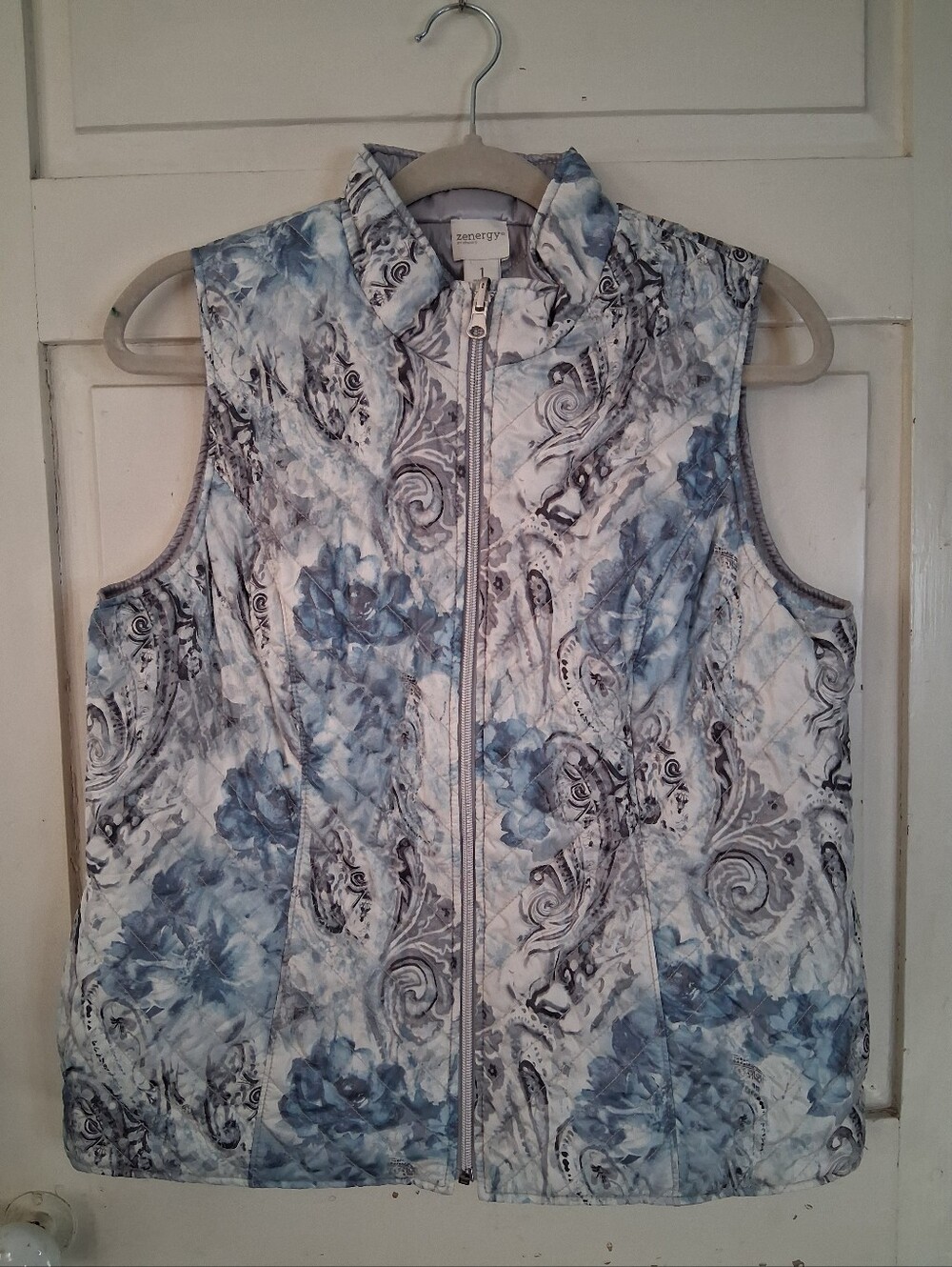Chico's Zenergy Blue Gray White Print Quilted Zip Vest Reversible To Silver Sz 1